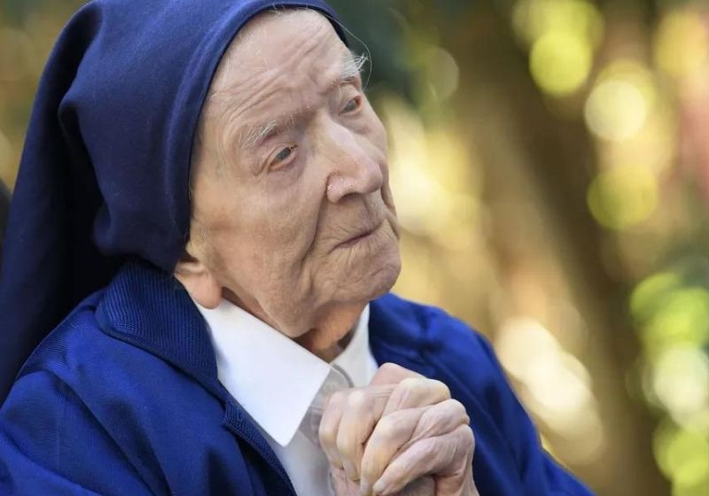 A freira ficou conhecida por contar que o segredo de sua longevidade é beber um copo de vinho todos os dias. Foto: Divulgação