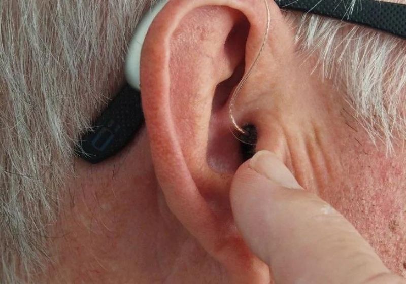 Segundo a Organização Mundial da Saúde (OMS), cerca de 2,5 bilhões de pessoas, um quarto da população mundial, sofre com algum grau de perda da audição. Foto: Mark Paton / Unsplash