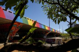 A pintura do arco-íris gigante vista debaixo do viaduto - Foto: Gustavo Moreno / Metrópoles