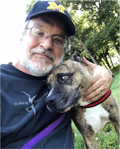 Russel fundou o abrigo após adotar o cão Shep - Foto: reprodução Instagram 