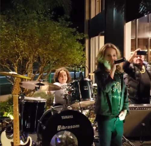 Lucca se apresenta em bares da cidade onde mora - Foto: reprodução