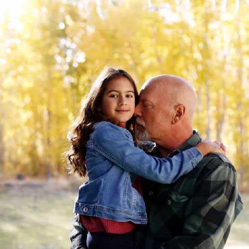 Bruce Willis aparece em 1ª foto com a filha após diagnóstico de afasia