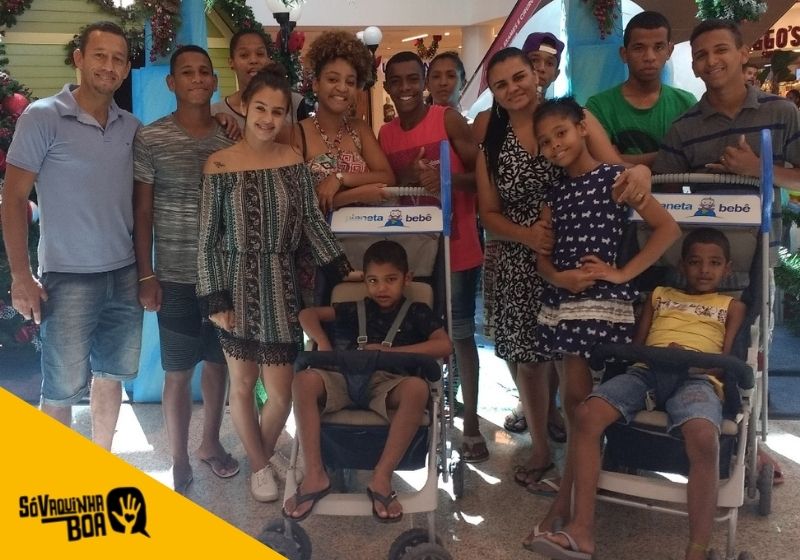 O sonho dessa família é ter uma kombi ou van para transportar a criançada que sempre precisa se locomover até o médico e a escola. Foto: Arquivo Pessoal