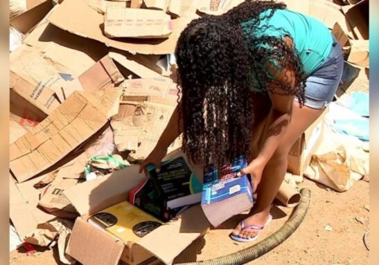 Sem condições de pagar um cursinho, ela contou com ajuda da mãe, que lhe trazia livros que encontrava no lixo. Foto: Reprodução/Vídeo