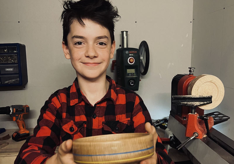 Gabriel sorteiou a tigela de madeira que ele mesmo fez Foto: Richard Clark