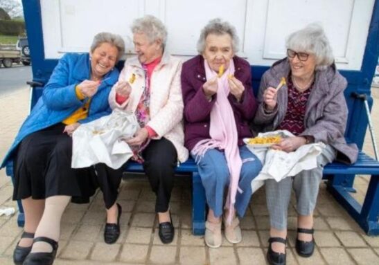 Embora tenham vivido alguns anos por caminhos diferentes, hoje, todas voltaram para a mesma cidade em Swanage e se encontram com frequência. Foto: Metro