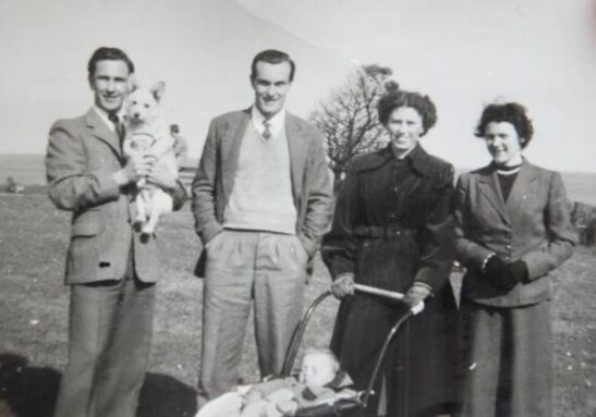 Amigos de longa data Freda Jackson e, à direita, Pamela Wright fotografados com o marido de Freda, Derek, à esquerda, seu filho Tony e o marido de Pamela, Eddie, à esquerda, em 1953. Foto: CorinMesser/BNPS