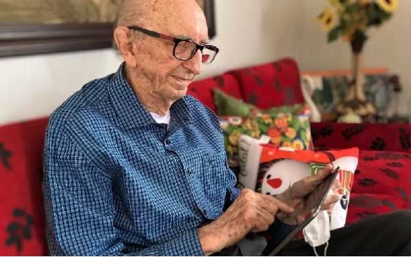 Aos 100 anos, ele conta que é o trabalho que o mantém vivo - Foto: arquivo pessoal