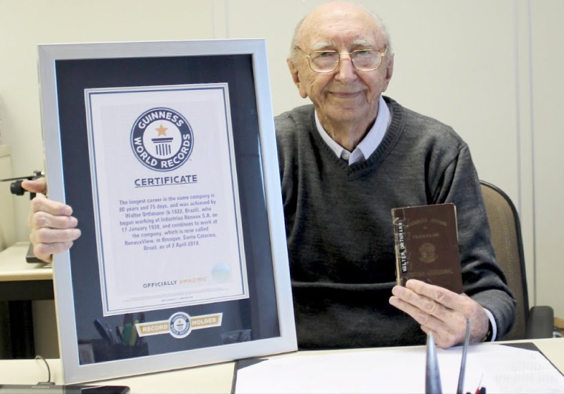 Seu Walter bateu recorde mundial e mostra orgulhoso o certificado que recebeu do Guinnes Book - Foto: arquivo pessoal