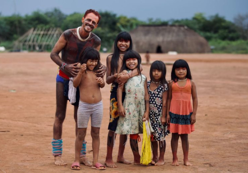 O professor deixou a vida no Rio de Janeiro para ensinar crianças e adolescentes do Xingu - Foto: Carol Brenck/ GoMartins