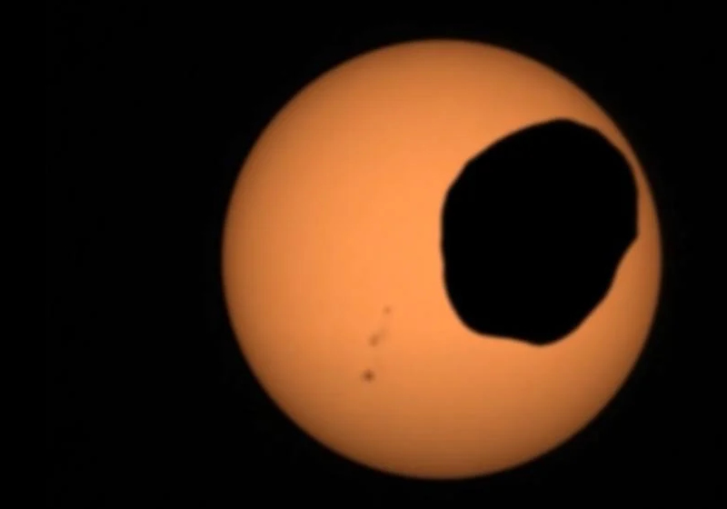 O rover Perseverance Mars da NASA usou sua câmera Mastcam-Z para filmar Fobos, uma das duas luas de Marte, eclipsando o Sol. Foto: NASA