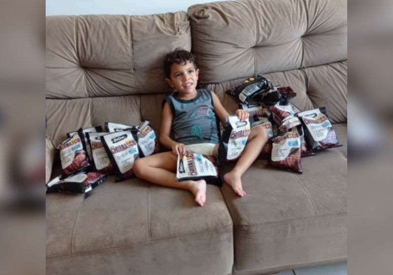 O presente chegou na casa do garoto após a mãe, a enfermeira Débora Jales, 33 anos, publicar pedindo ajuda nas redes sociais. Foto: Reprodução/Vídeo