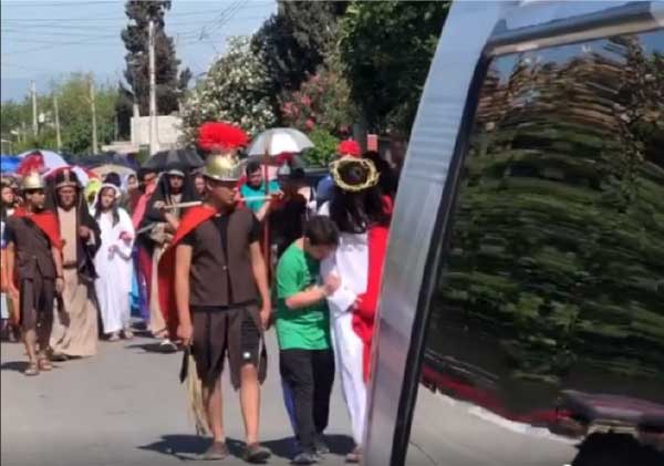 O menino acompanha o ator durante a via sacra - Foto: reprodução