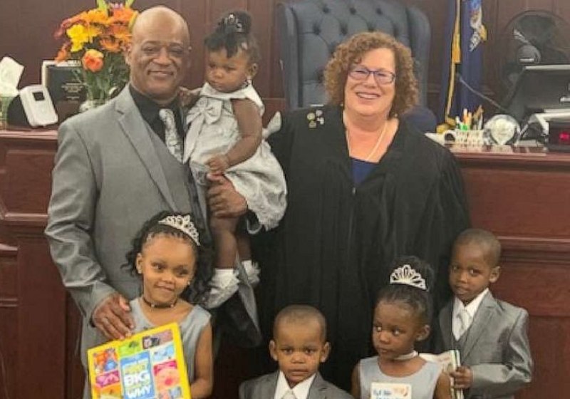 O pai solo Lamont Thomas não conseguiu segurar as lágrimas ao saber que havia conseguido a adoção dos cinco irmãos, com idades de 1 a 5 anos - Foto: reprodução / GMA / Shantela Woods