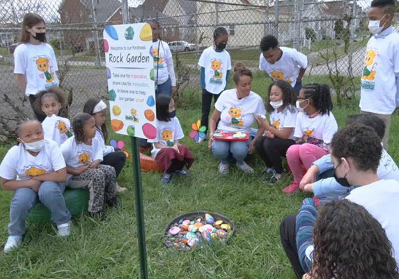 A professora e sua equipe de bondade que faz ações diárias de bondade e gentileza para formar seres humanos melhores - Foto: Escola Primária Kennedy Montessori