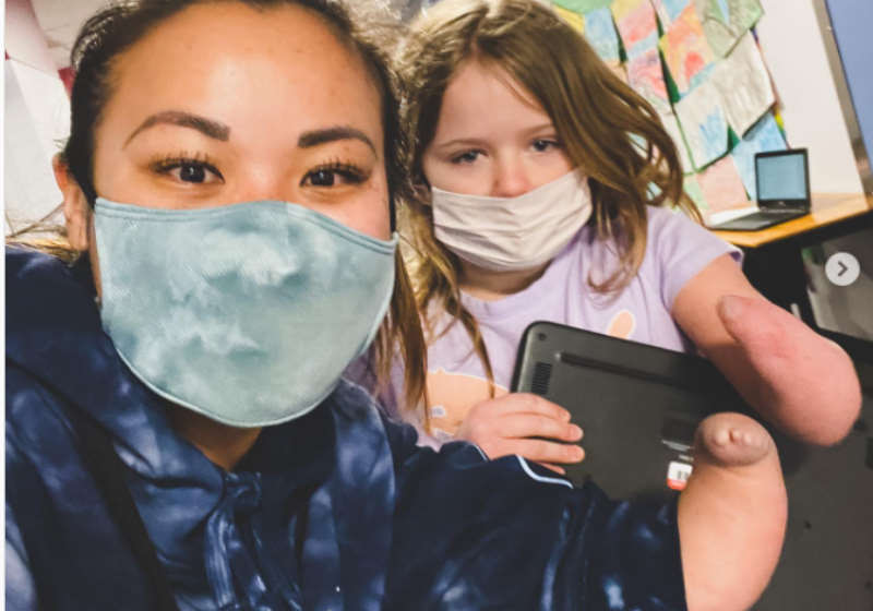 Leah faz uma selfie com a nova aluna Raegan, de 8 anos, que ficou emocionada por se identificar com ela Foto: Instagram