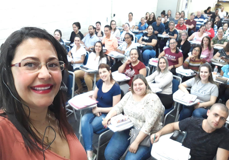A professora Maria de Lourdes venceu a timidez e criou o “Português sem mimimi”, seu canal no Youtube onde é possível encontrar diversos vídeos com explicações sobre nossa língua Foto: Arquivo Pessoal