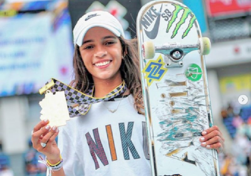 A fadinha Rayssa Leal mostra a medalha de ouro que conquistou no X-Games, no Japão - Foto: reprodução / Instagram