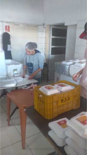 Equipe da Taqui preparando os salgados - Foto: arquivo pessoal