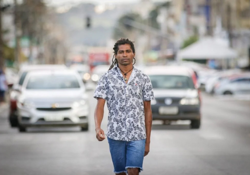 O sem-teto largou tudo quando entrou para o mundo das drogas, há 10 anos. Hoje ele comemora a aprovação na UNB - Foto: reprodução Metrópoles