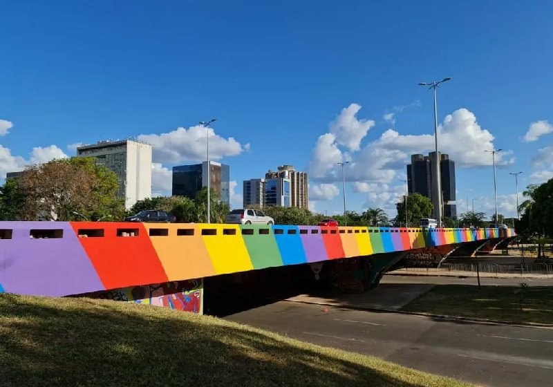 O viaduto com o maior arco-íris LGBT do Brasil fica na Asa Sul em Brasília - Foto: reprodução / Observatório G