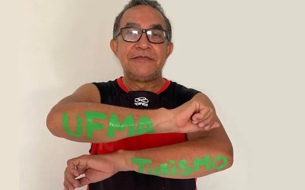 A alegria do vovô Antonio que estudou com a netas e vai realizar o sonho de cursar uma universidade - Foto: arquivo pessoal