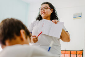 A professora Sandra desenvolveu um caderno de elogios para melhorar a autoestima dos estudantes e conseguiu - Foto Rayanna Guesc