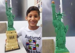 Davi em 2019 com a estátua de Lego que montou na época - Fotos: reprodução / Instagram