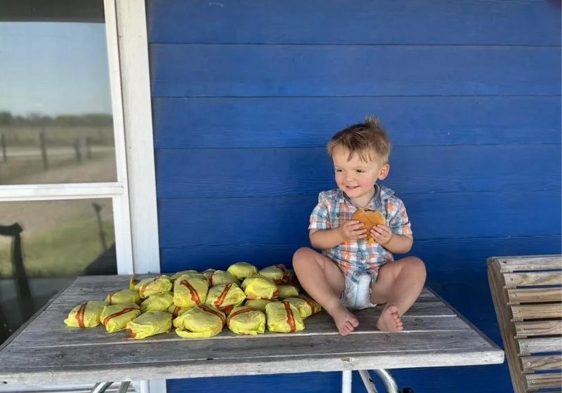 A história tomou a internet após a mãe publicar uma foto divertida do filho ao lado de seus 31 lanches. Foto: Redes Sociais