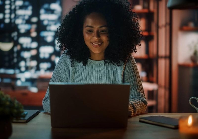 Os participantes que concluírem todas as etapas do curso gratuito de programação terão chance de ser contratados. Foto: Gorodenkoff/iStock