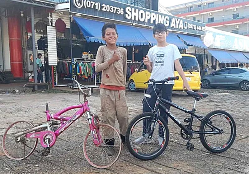 A bicicleta do amigo estava com pneus gastos e assento furado e o Lucas decidiu doar a própria bike para o Brahian - Foto: Arquivo Pessoal