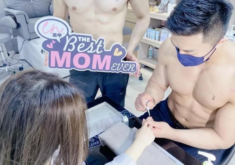 O salão que levou homens sarados para fazerem as unhas das mamães informou que todo Dia das Mães faz essa ação - Foto: redes sociais