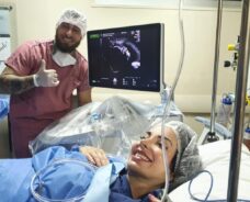 O casal se preparando para a cirurgia inédita - Foto: arquivo pessoal