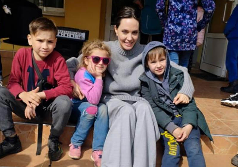 Angelina Jolie posa para foto com crianças em Lviv, Ucrânia, no sábado, 30 de abril de 2022. Foto:Maksym Kozytskiy
