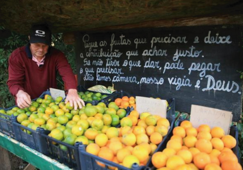 Sildo abriu uma banca de frutas e verduras e pede que o cliente pague quanto puder pelos alimentos - Foto: Ronaldo Bernardi / Agencia RBS