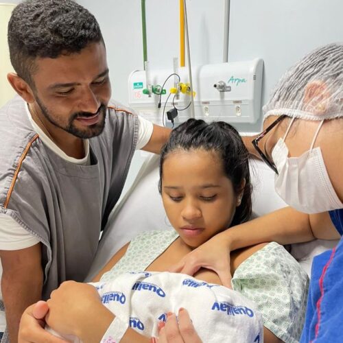 Maria Jade e os pais - Foto: reprodução Prefeitura de Eusébio