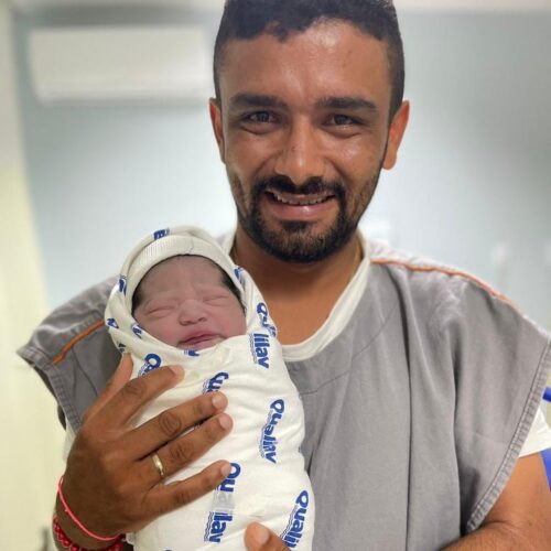 Bebê majestade e o pai, Clemilton - Foto: reprodução Prefeitura de Eusébio