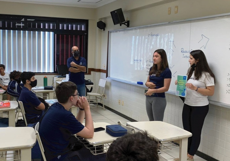 Sofia ajuda os alunos com dúvidas sobre o processo para tirar o Título de Eleitor. Prazo termina nesta quarta, 4. - Foto: divulgação