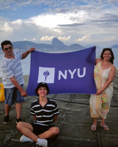 João comemorou com os pais a aprovação na NYU - Foto: arquivo pessoal