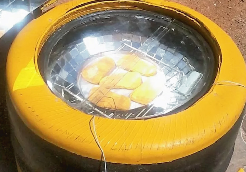 O fogão é movido a energia solar e tem potência para assar 9 bolos - Foto: BBC