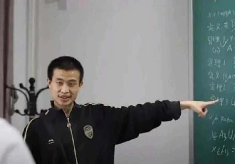 O professor chinês Wei Dongyi é considerado um gênio da matemática e já foi convidado para estudar em Harvard - Foto: reprodução / Youtube