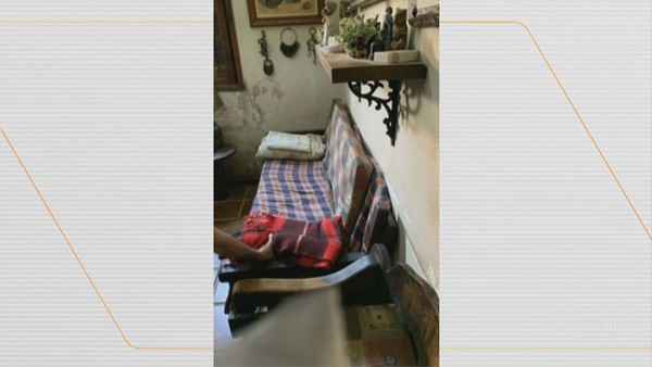 Sofá onde mulher que foi resgatada em situação análoga à escravidão dormia - Foto: Reprodução/ TV Globo