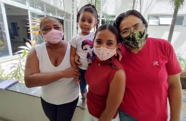 Raquel, a filha Raquelly e as mães, Rosilene e Elizangela, no Ceará. — Foto: DPCE/Reprodução