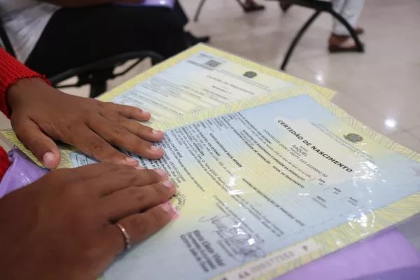 O novo documento de Raquel já com o o sobrenome das duas mães - Foto: DPCE/Reprodução