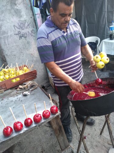 O pai do Luis durante a fabricação das maçãs - Foto: arquivo pessoal