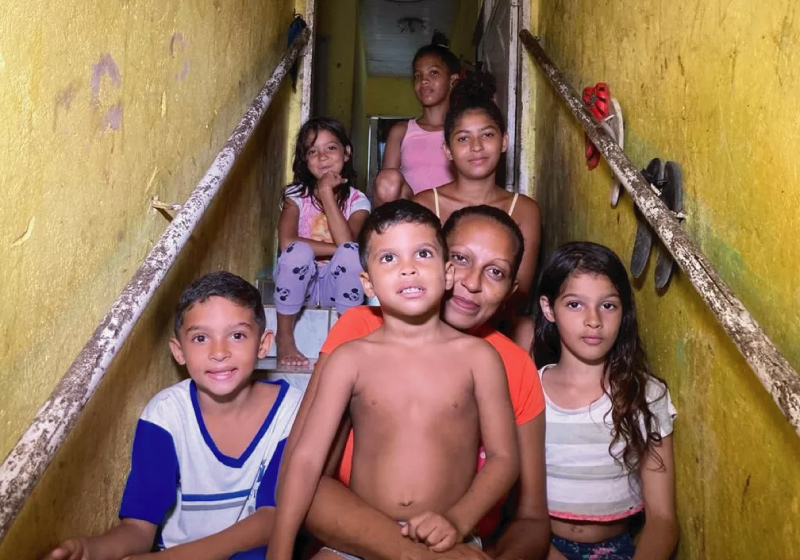 Regina, de 38 anos, teve 7 filhos e cria 6 sozinha em Natal — Foto: Cleber Dantas/Inter TV Cabugi