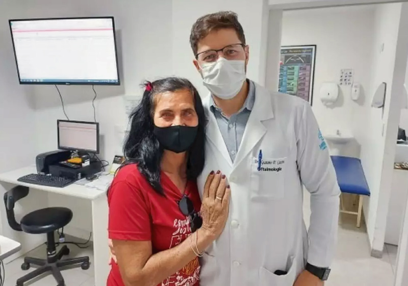 Essa mãe passou por seis transplantes de córnea ao descobrir uma síndrome rara no olho - Foto: Assessoria Santa Casa