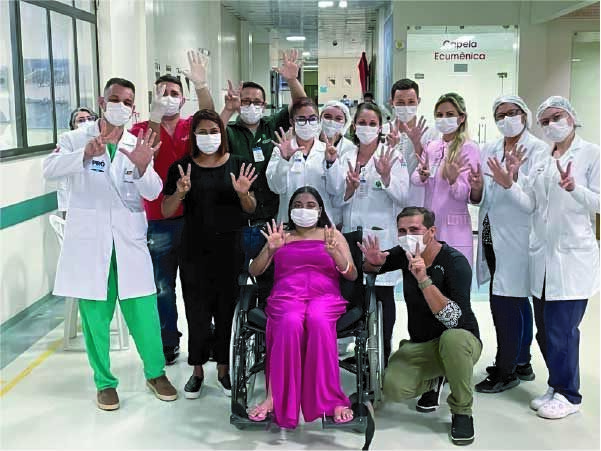 Profissionais de saúde do HRBA comemoraram com Adriana a alta hospitalar — Foto: Comunicação Pró-Saúde/Divulgação