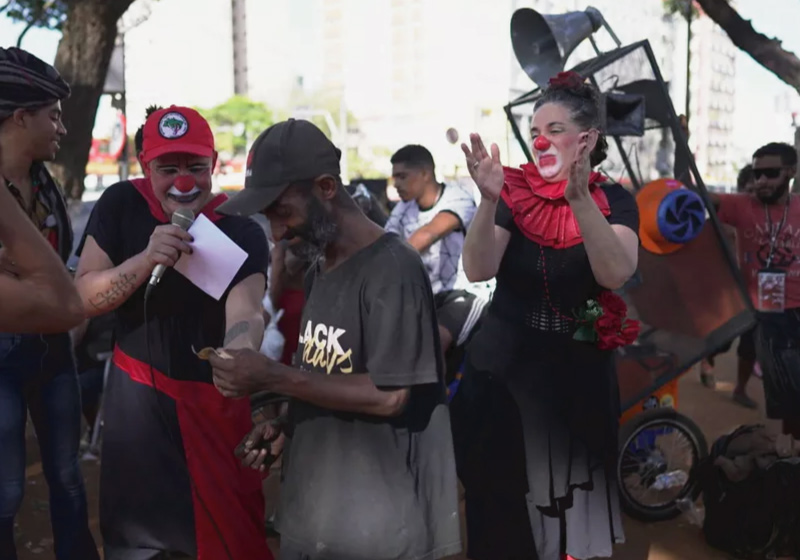 Flávio é psiquiatra e, vestido de palhaço, leva mensagens lúdicas sobre o uso de drogas e transtornos emocionais para a Cracolândia - Foto: reprodução Profissão Repórter