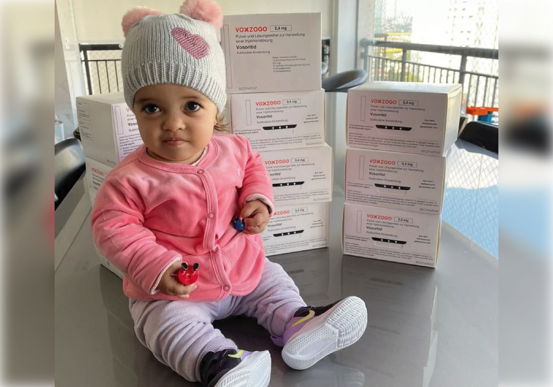 Fefe já recebeu as doses do Voxzogo e se tornou a primeira brasileira a usar o medicamento - Foto: arquivo pessoal